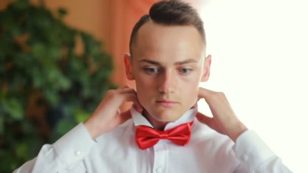 Man rechtzetten ' bow-tie close-up. Succes stijl vertrouwen vestiging — Stockvideo