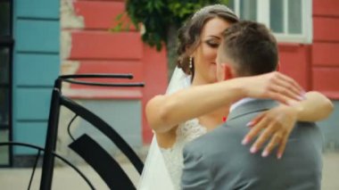 Çift kaldırım taşları eski şehir boyunca yürüyüş