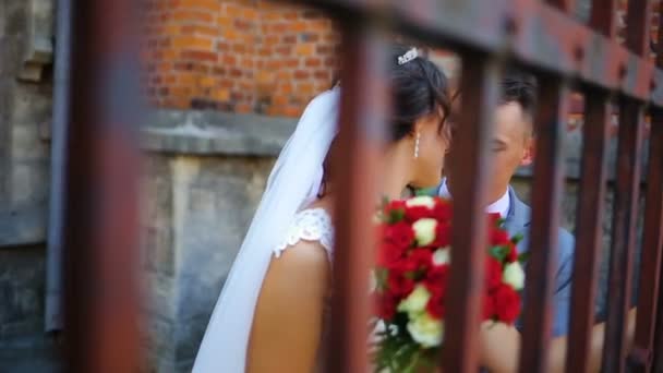 La pareja está caminando a lo largo de adoquines en la ciudad vieja — Vídeos de Stock