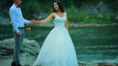 dağ nehir kenarında bir bahar gününde yürüme Çift