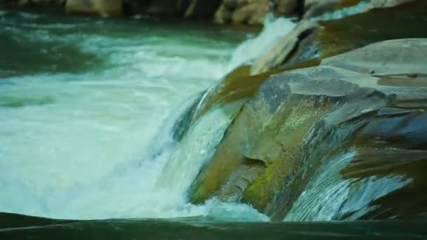 Vita Mountain Stream vatten falla ner spricker ekologi bakgrund — Stockvideo