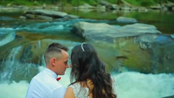 Pareja Caminando Cerca Del Río Montaña Día Primavera Fullhd — Vídeo de stock