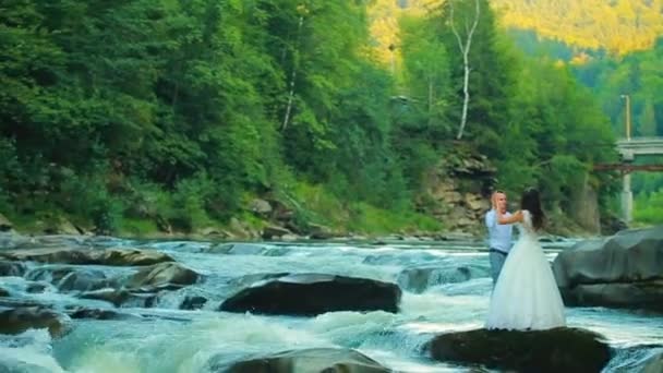 Para spacerująca w pobliżu górskiej rzeki na dzień wiosny — Wideo stockowe