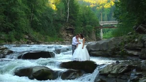 Zeitlupe. glückliche verliebte Paare haben eine Freude beim Spaziergang in der Nähe des Flusses. 100 fps — Stockvideo