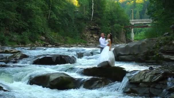 En cámara lenta. Pareja feliz en el amor tienen una alegría durante el paseo cerca del río. 100fps — Vídeo de stock