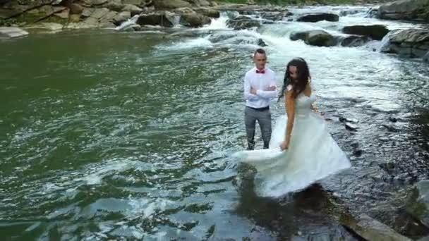 Ağır çekim. Mutlu çift aşık Nehri yakınında yürüyüş sırasında bir sevinç var. 100fps — Stok video