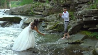 Ağır çekim. Mutlu çift aşık Nehri yakınında yürüyüş sırasında bir sevinç var. 100fps