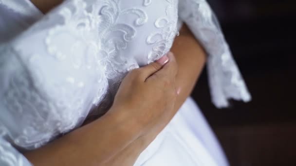 Belle mariée en blanc mariage négligee tenant et étreignant robe de mariée — Video