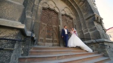 Güzel çift eski tarihi şehirde yürüyüş