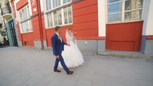 Beautiful couple walking in old historical town — Stock Video