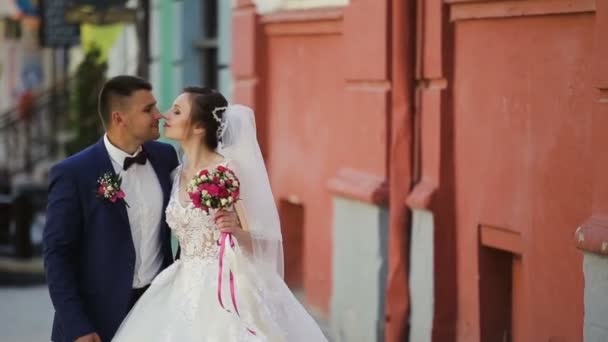 Beautiful couple walking in old historical town — Stock Video