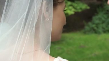 Yürüyüş ve şehir parkında el ele tutuşarak kadın ve iki erkek. Ağır çekim