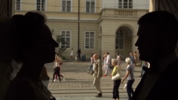 슬로우 모션입니다. 우크라이나의 오래 된 유럽 도시에 손을 잡고 산책 하는 커플 — 비디오