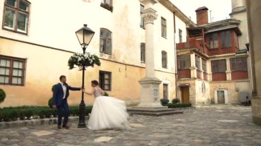 Ağır çekim. Eski Avrupa şehir, Ukrayna'da Holding yürüme çift eller