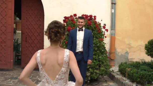 Movimento lento. Casal andando de mãos dadas na antiga cidade europeia da Ucrânia — Vídeo de Stock