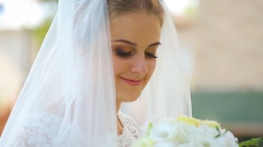 Güneşli park boyunca yürüyüş ve şefkatle öpüşme sırasında elele çift