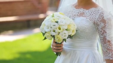 Güneşli park boyunca yürüyüş ve şefkatle öpüşme sırasında elele çift