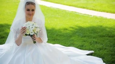 Güneşli park boyunca yürüyüş ve şefkatle öpüşme sırasında elele çift