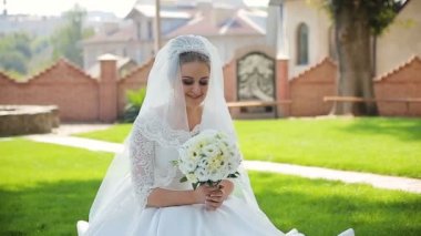 Güneşli park boyunca yürüyüş ve şefkatle öpüşme sırasında elele çift