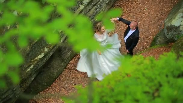 Couple sur un fond de belles roches. Couple debout sous la montagne — Video