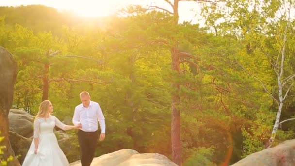 Pareja escalando en la roca y admirando el amanecer, el atardecer — Vídeos de Stock