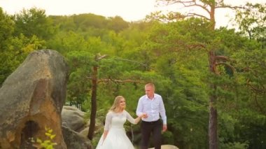 Çift üzerinde kaya tırmanışı ve güneşin doğuşunu hayran günbatımı