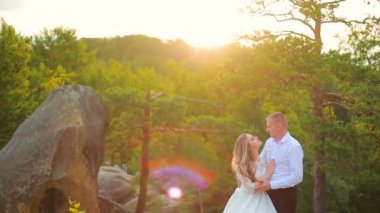 Çift üzerinde kaya tırmanışı ve güneşin doğuşunu hayran günbatımı