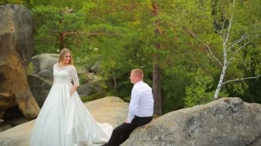 Çift üzerinde kaya tırmanışı ve güneşin doğuşunu hayran günbatımı