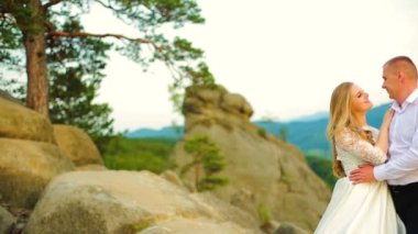 Çift üzerinde kaya tırmanışı ve güneşin doğuşunu hayran günbatımı