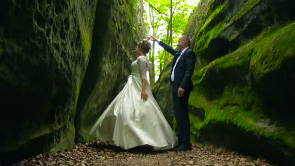 Casal escalando na rocha e admirando o nascer do sol, o pôr do sol. Movimento lento — Vídeo de Stock