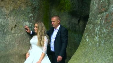 Çift üzerinde kaya tırmanışı ve güneşin doğuşunu hayran günbatımı. Ağır çekim