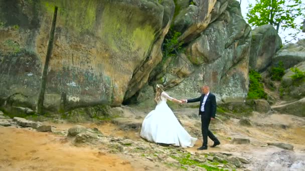 Coppia che si arrampica sulla roccia e ammira l'alba, il tramonto. Rallentatore — Video Stock