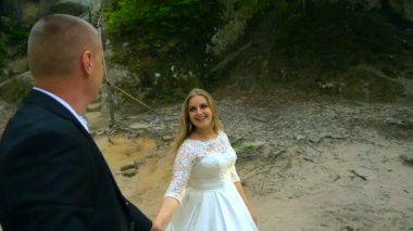 Çift üzerinde kaya tırmanışı ve güneşin doğuşunu hayran günbatımı. Ağır çekim