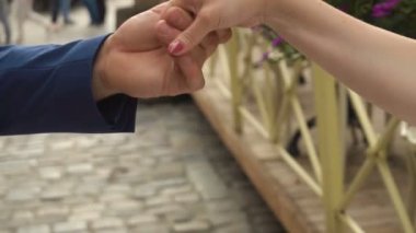 Ağır çekim. Eski Avrupa şehir, Ukrayna Fullhd içinde Holding yürüme çift eller