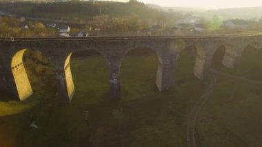 Hava 4k Avrupa'da Highlands kemerli terkedilmiş filo Viyadüğü