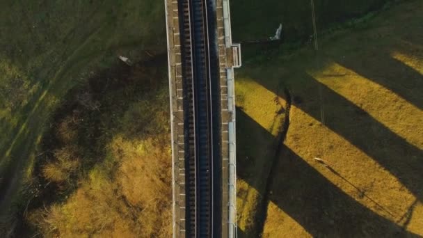 Luchtfoto 4k van de afgedankte vloot Viaduct met bogen in de hooglanden van Europa — Stockvideo