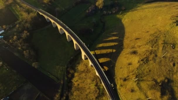 4k Aérien du Viaduc Désaffecté de la Flotte avec des arches dans les Hautes Terres d'Europe 