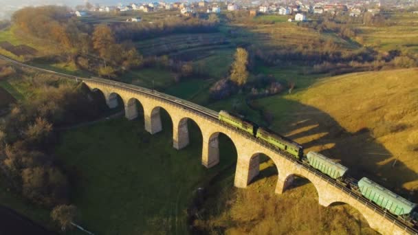 Aérea 4k del Viaducto de la Flota en Desuso con arcos en las Tierras Altas de Europa — Vídeos de Stock