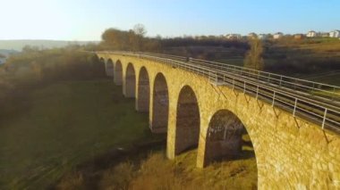 Hava 4k Avrupa'da Highlands kemerli terkedilmiş filo Viyadüğü