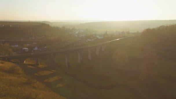 Luchtfoto 4k van de afgedankte vloot Viaduct met bogen in de hooglanden van Europa — Stockvideo