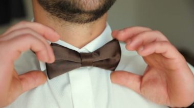 Papyon giyiyor yakın çekim. Doğru kontrol edin ve sıradan kahverengi papyon ayarlayın
