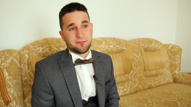 Jeune homme d'affaires barbu caucasien donner une interview, geste beaucoup — Video