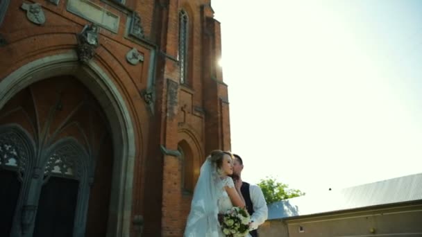 Casamento casal em Roma beijando perto da igreja de San Nicola da Tolentino — Vídeo de Stock