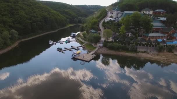 Antenowe. Para w lokalne mieszkalne domy na środku Harbour i jachty zacumowane — Wideo stockowe