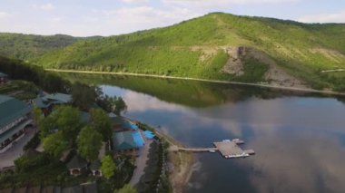 Hava 4k İsveç adalar görüntüleyin. İsveç'te güneşli yaz sabahı