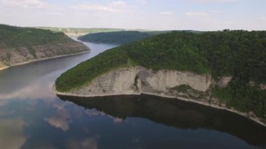 Hava 4k İsveç adalar görüntüleyin. İsveç'te güneşli yaz sabahı