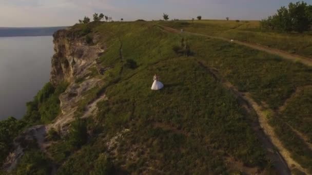 Drone aérien 4K images de couple sur la falaise. Concept de voyage incroyable 