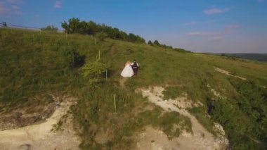 Uçurumdaki çiftin 4 k hava dron görüntüleri. Şaşırtıcı seyahat kavramı