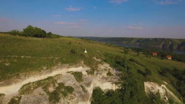 Imagens de drones aéreos 4K de casal no penhasco. Incrível conceito de viagem — Vídeo de Stock