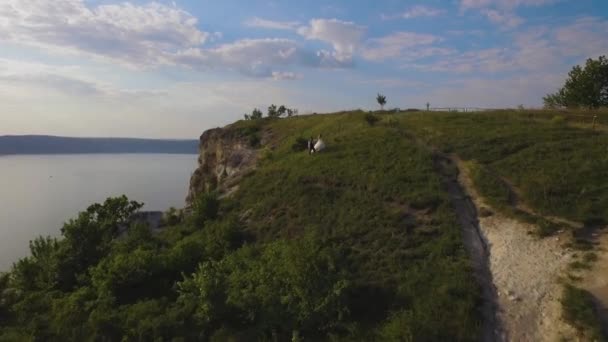 4k 空中无人机画面的夫妇在悬崖上。惊人的旅行理念 — 图库视频影像